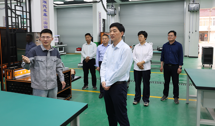 霍紹斌到完職師學(xué)校開(kāi)展調(diào)研